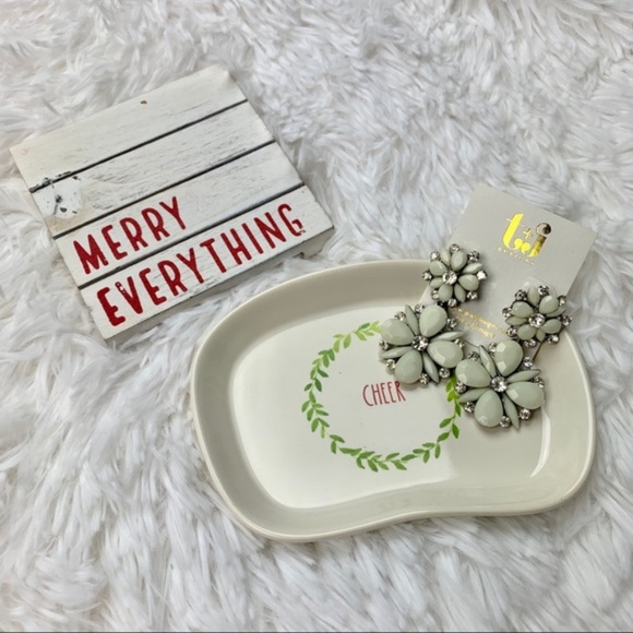 T+j Designs White Floral Drop Earrings - Picture 3 of 4